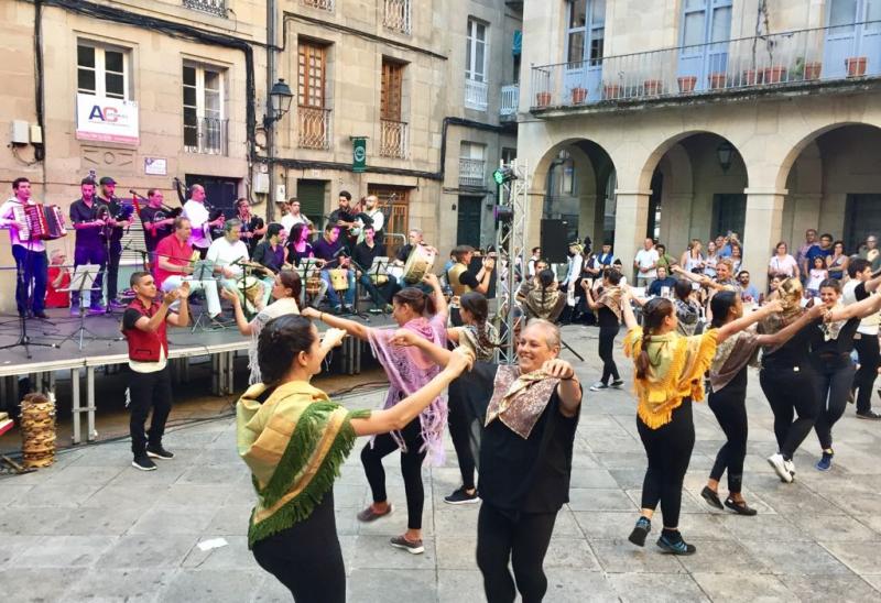 La plaza de San Martiño, en la ciudad de Ourense, fue el escenario donde las y los 65 participantes de las Escolas Abertas 2017 realizaron su demostración