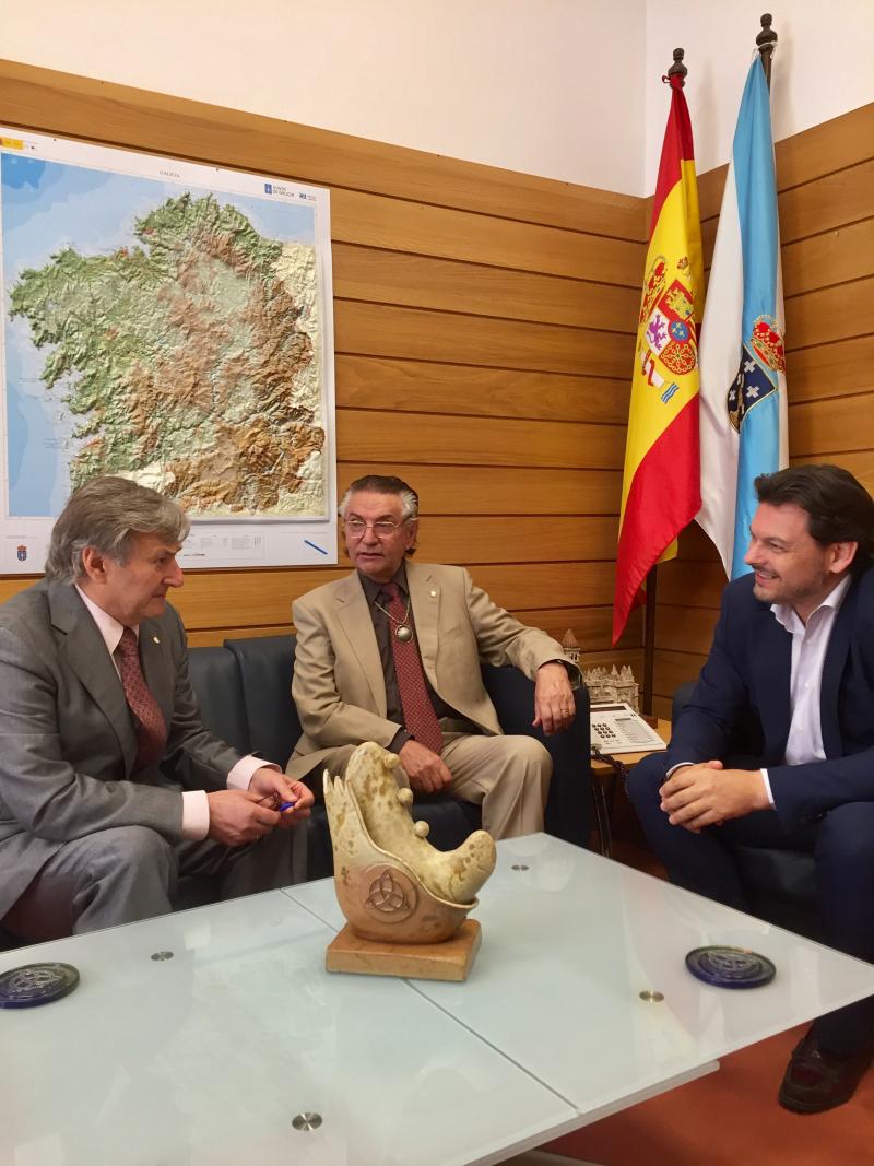 Miranda, con de Blas y Pardo, durante la reunión celebrada en el despacho del primero en Compostela