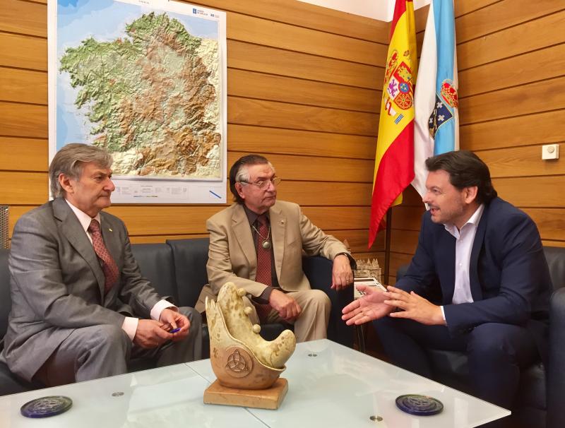Miranda, con de Blas y Pardo, durante la reunión celebrada en el despacho del primero en Compostela