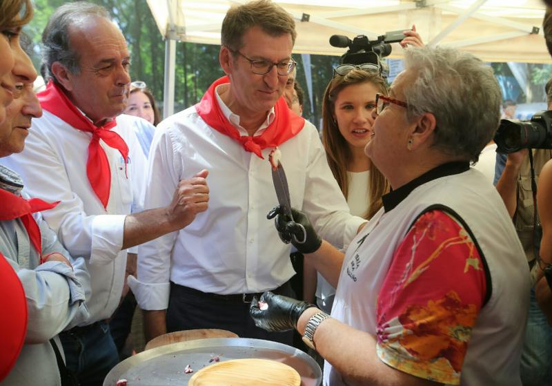 El presidente de la Xunta felicitó al Centro Galego de Nüremberg, un centro que celebra su 25 aniversario y que, al igual que Galicia, se hizo con la suma de identidades.