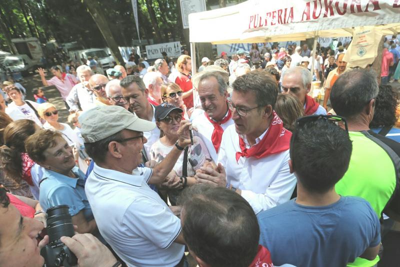 El presidente de la Xunta felicitó al Centro Galego de Nüremberg, un centro que celebra su 25 aniversario y que, al igual que Galicia, se hizo con la suma de identidades.