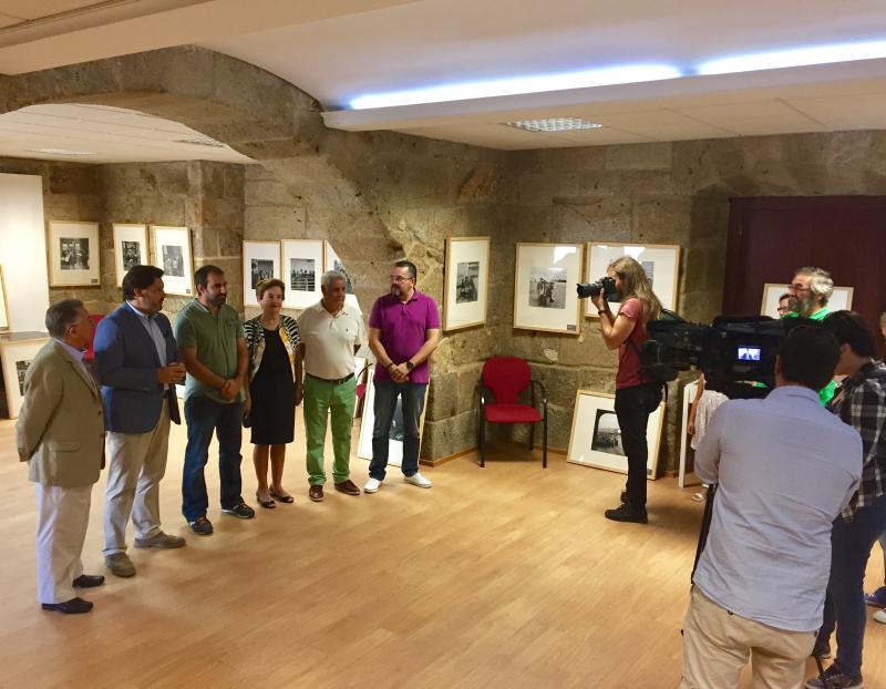 Canda o alcalde en funcións da localidade, Julio Mosquera, Miranda inaugurou en Celanova a mostra ‘Os adeuses, fotografías de Alberto Martí’ 