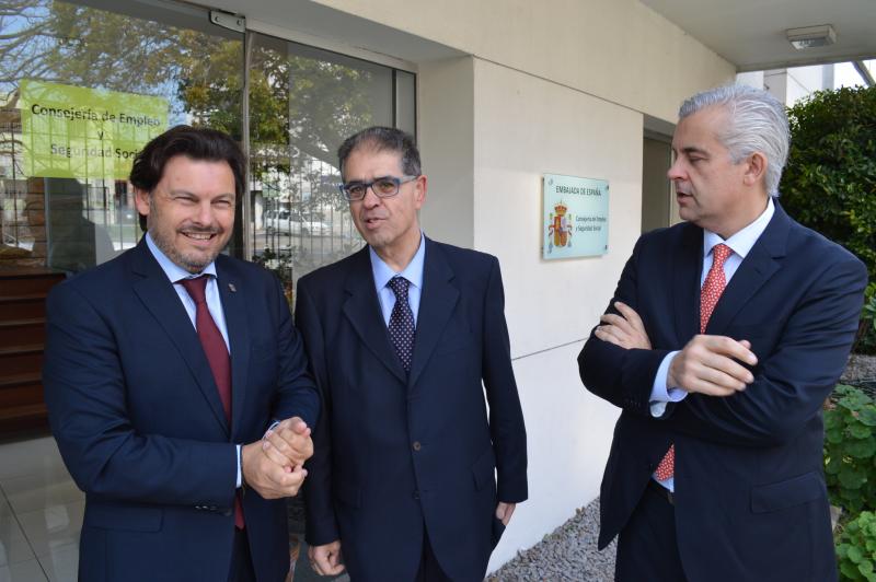 De esquerda a dereita: Antonio Rodríguez Miranda, Benito Díez e Alejandro López Dobarro durante a reunión mantida na capital uruguaia