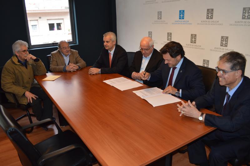 Imagen de la firma del convenio de colaboración con la Casa Galicia de Montevideo