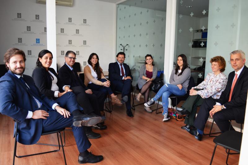 Imaxe da recente reunión de Miranda en Montevideo coas e cos beneficiarios das Bolsas
