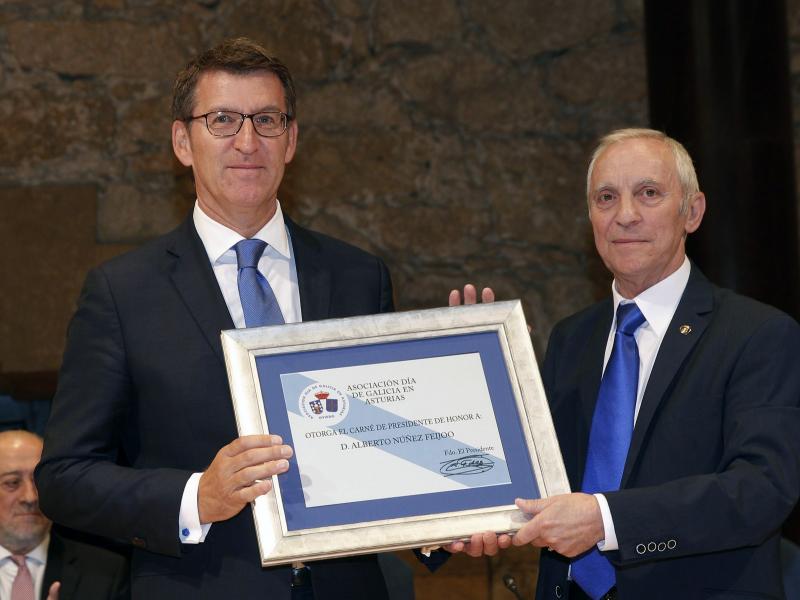 El titular de la Xunta recibió hoy la insignia de oro y brillantes y el carné de presidente de honor de la asociación. 