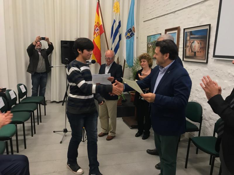 O secretario xeral fixo entrega das ‘compostelas’ ás rapazas e rapaces galego-uruguaios que este ano participaron no ‘Conecta con Galicia’