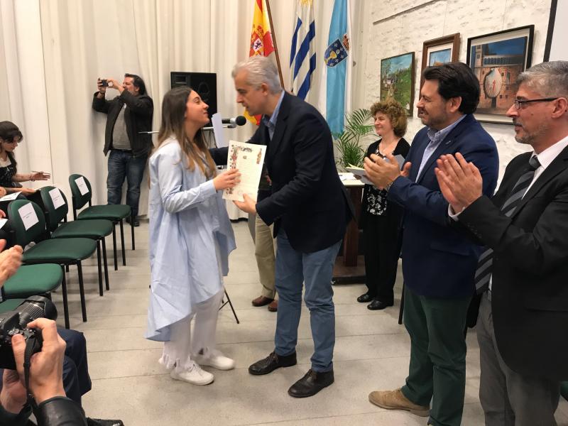 O secretario xeral fixo entrega das ‘compostelas’ ás rapazas e rapaces galego-uruguaios que este ano participaron no ‘Conecta con Galicia’