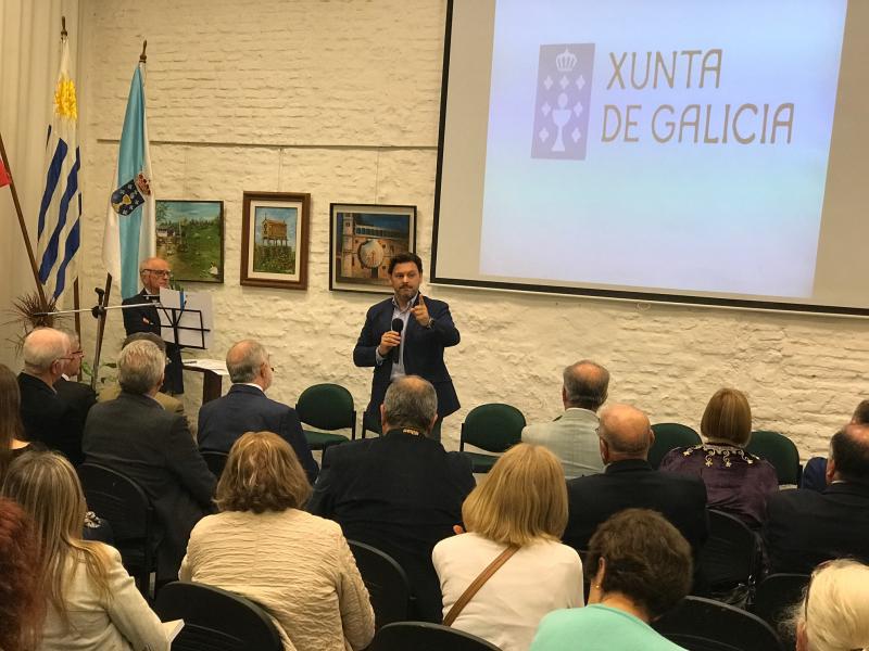El secretario xeral hizo entrega de las ‘compostelas’ a las chicas y chicos gallego-uruguayos que este año participaron en el ‘Conecta con Galicia’