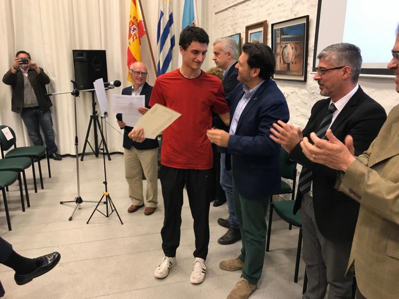 El secretario xeral hizo entrega de las ‘compostelas’ a las chicas y chicos gallego-uruguayos que este año participaron en el ‘Conecta con Galicia’