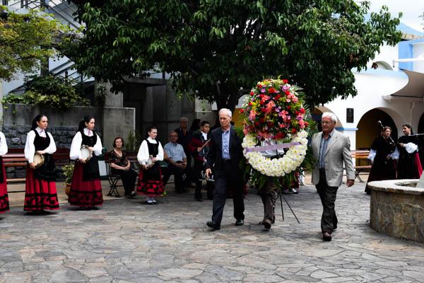 A tradicional ofrenda floral realizouse na praza Simón Bolívar da sede de Maripérez