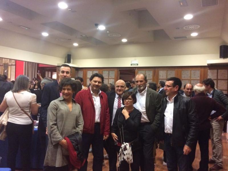 En el centro de la imagen (con corbata roja), José Antonio Solana; a su derecha Miranda y, a la izquierda, Ramón Brigos, subdirector general de la Emigración y de las Comunidades Gallegas