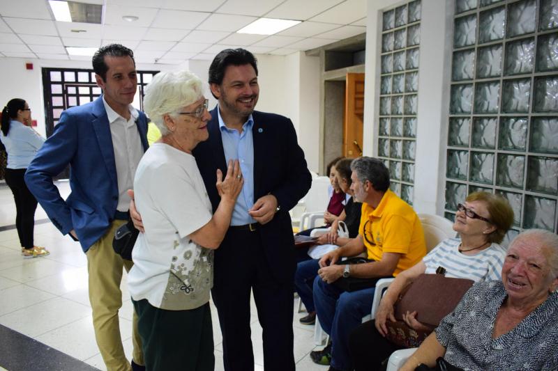 En la imagen, el secretario xeral da Emigración durante la visita a la oficina de atención social de la Hermandad Gallega de Venezuela