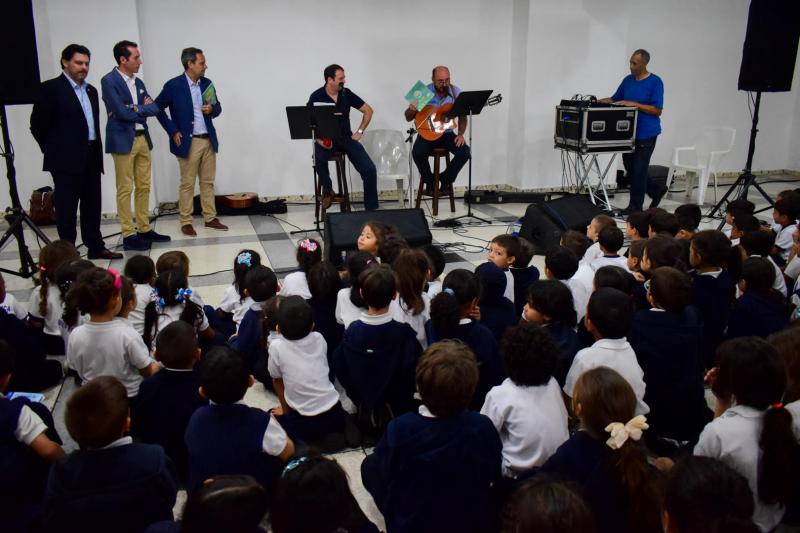 Los pequeños y pequeñas pudieron disfrutar de un concierto de canciones infantiles interpretadas por Luis  Vaamonde Polo y Alfredo Villalba Dourado, del grupo musical A Roda