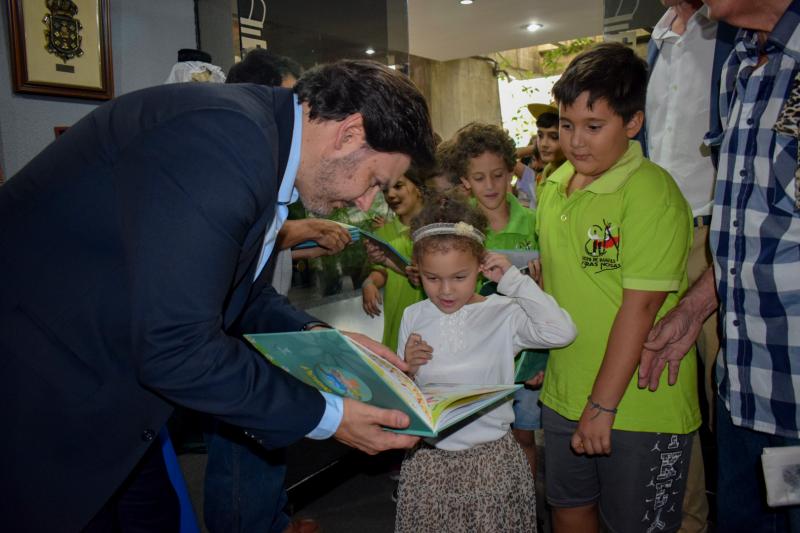 O secretario xeral da Emigración fíxolles entrega do libro 'Picariño, Pura e Dora Vázquez na voz de Suso Vaamoonde'
