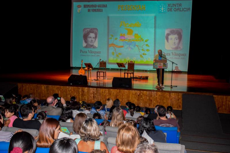 Os cativos e cativas gozaron no Teatro Rosalía de Castro da agrupación caraqueña dun concerto prenavideño con Luís Vaamonde e Alfredo Villalba, do grupo A Roda  