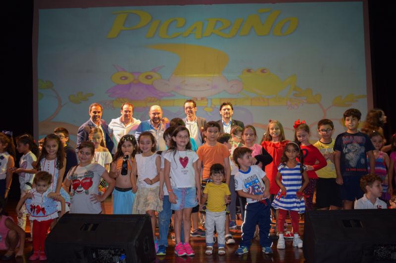 Os cativos e cativas gozaron no Teatro Rosalía de Castro da agrupación caraqueña dun concerto prenavideño con Luís Vaamonde e Alfredo Villalba, do grupo A Roda  
