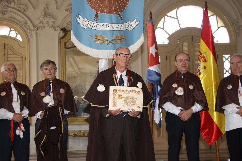La  Enxebre Orde da Vieira celebró su Capítulo extraordinario en el antiguo Palacio del Centro  Gallego de La Habana, hoy sede del Gran Teatro de la capital cubana