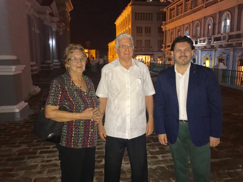 Miranda e Josefina Castro co arcebispo de Santiago de Cuba e presidente da Conferencia Episcopal de Cuba, Dionisio Guillermo García Ibáñez, con quen se mantén un contacto habitual tanto por colaboracións culturais coa Diócese, homóloga de Compostela, como polo compromiso social e relevancia que ten na sociedade cubana
