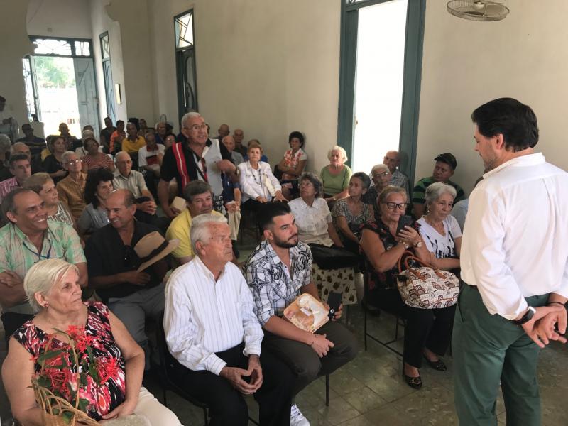 Un momento da reunión do secretario xeral da Emigración, Antonio Rodríguez Miranda, coa colectividade de galegos e galegas residentes en Santiago de Cuba