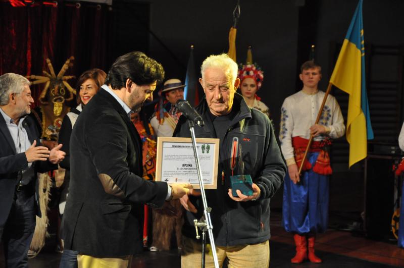 O secretario xeral da Emigración facendo entrega do premio Homenaxe a Lois Antón Pérez 