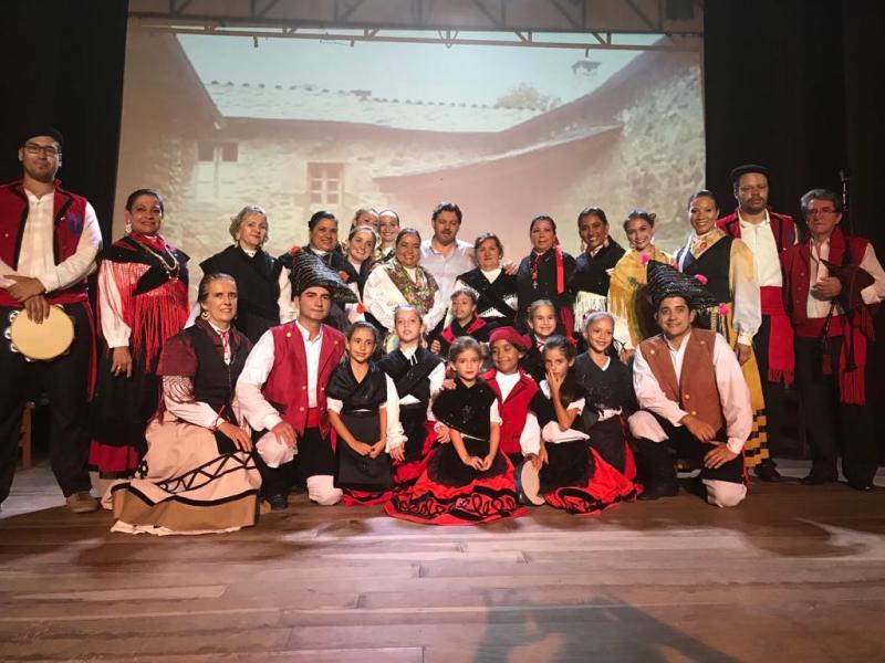 En la imagen, el secretario xeral da Emigración con los y las integrantes del Grupo de danza de Caballeros de Santiago