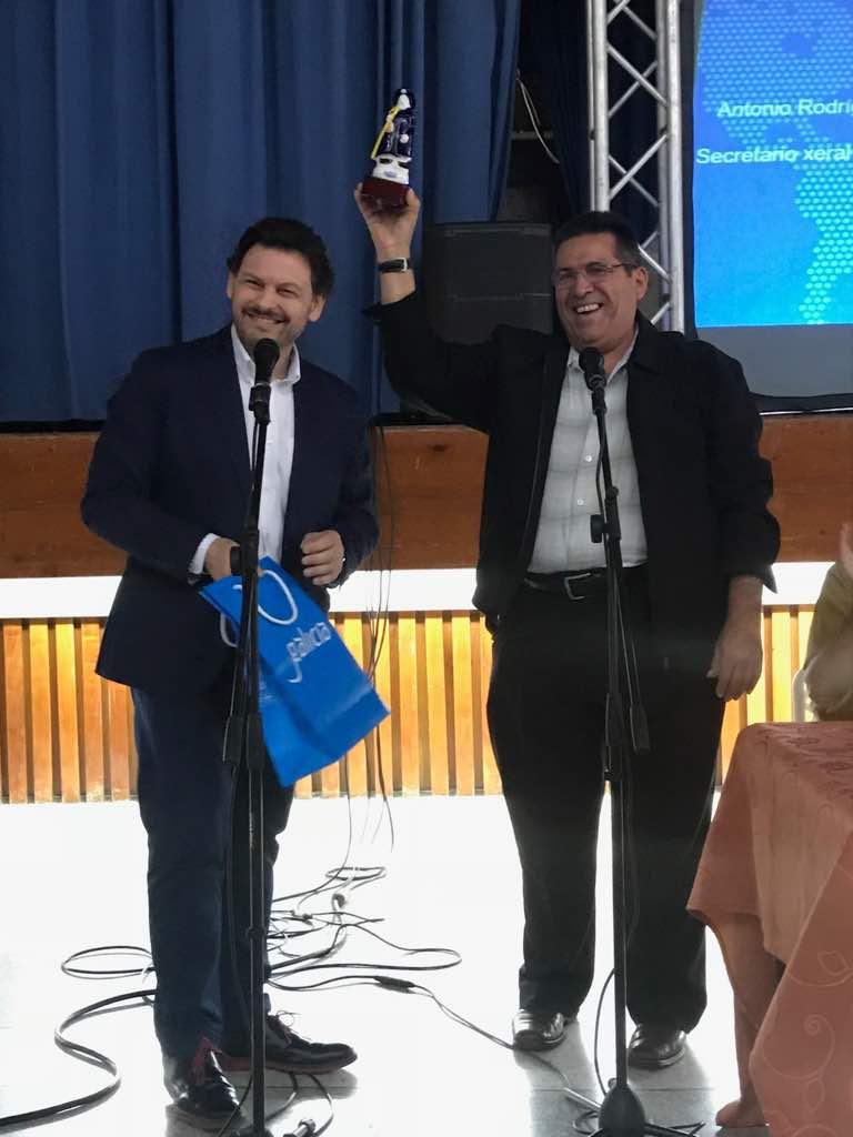 Miranda entrega un presente al presidente del Centro Hispano, Argenis Navarro