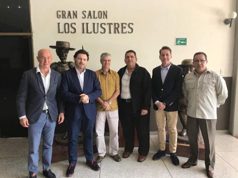Santiago Camba, consejero de Empleo, Rodríguez Miranda, Emilio López Pablos, cónsul honorario en Aragua; Argenis Navarro, presidente del Centro Hispano; Roberto González, presidente de FECEVE y Alejandro Suárez, tesorero del Centro Hispano