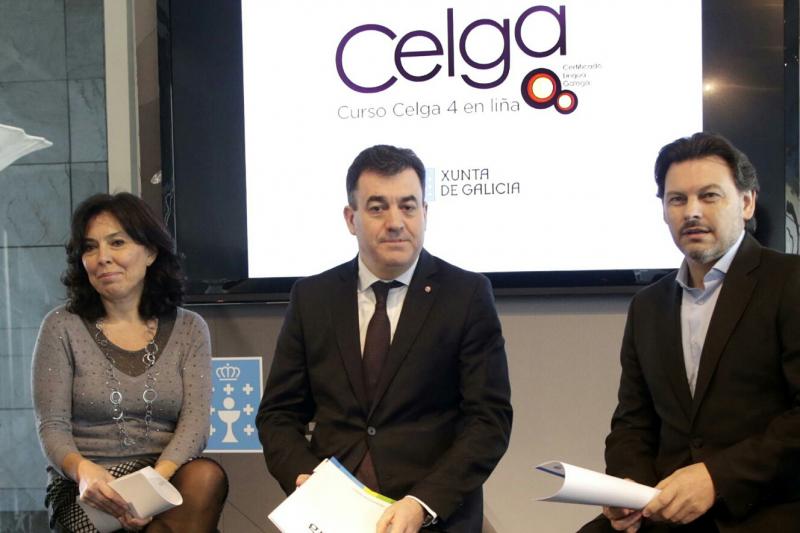 O conselleiro de Cultura, Educación e Ordenación Universitaria, Román Rodríguez; a directora da Axencia para a Modernización Tecnolóxica de Galicia (Amtega), Mar Pereira Álvarez (á súa dereita); e o secretario xeral da Emigración (á súa esquerda) na presentación desta mañá