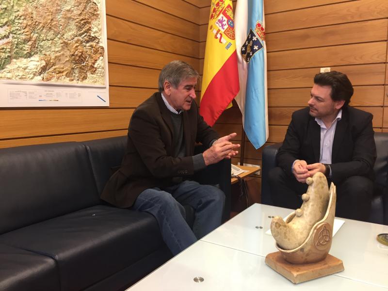 Míguez y Miranda, durante la reunión celebrada en el despacho del secretario xeral da Emigración en Santiago de Compostela