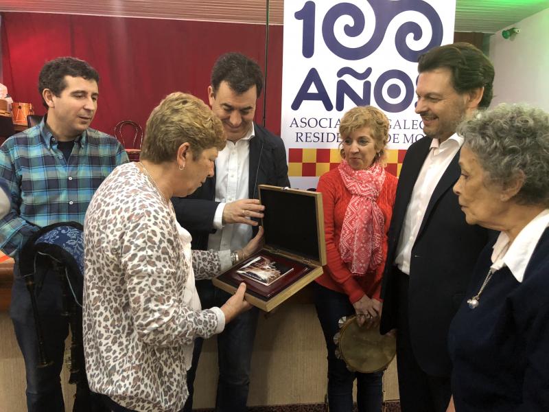 Imaxe da visita á Asociación Residentes de Mos, que este ano celebra o seu centenario, e entrega dunha placa conmemorativa á súa presidenta, Isabel Vilela Louriño
