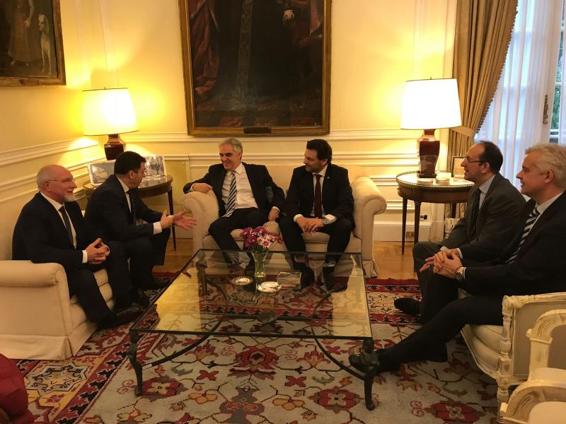 De izquierda a derecha: el consejero de Empleo y Seguridad Social; el conselleiro de Cultura, Educación e Ordenación Universitaria; el embajador de España; el secretario xeral da Emigración; el secretario xeral de Cultura; y el delegado de la Xunta en Argentina