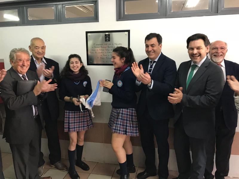 Román Rodríguez e Antonio Rodríguez Miranda visitaron o Colexio Santiago Apóstol de Bos Aires, que xa conta cunha aula de informática ao máximo nivel tras recibir  unha dotación de 30 ordenadores por parte da Xunta de Galicia