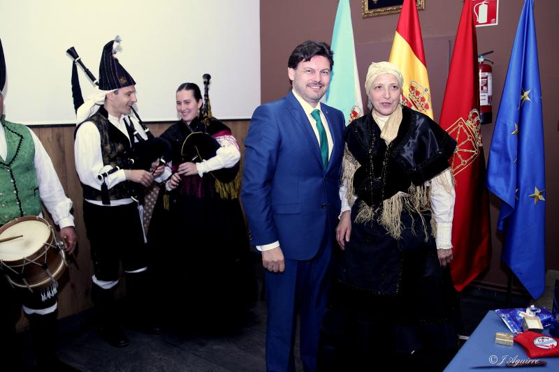 O secretario xeral da Emigración recibiu a insignia do Lar Gallego que impón a entidade galega da capital navarra