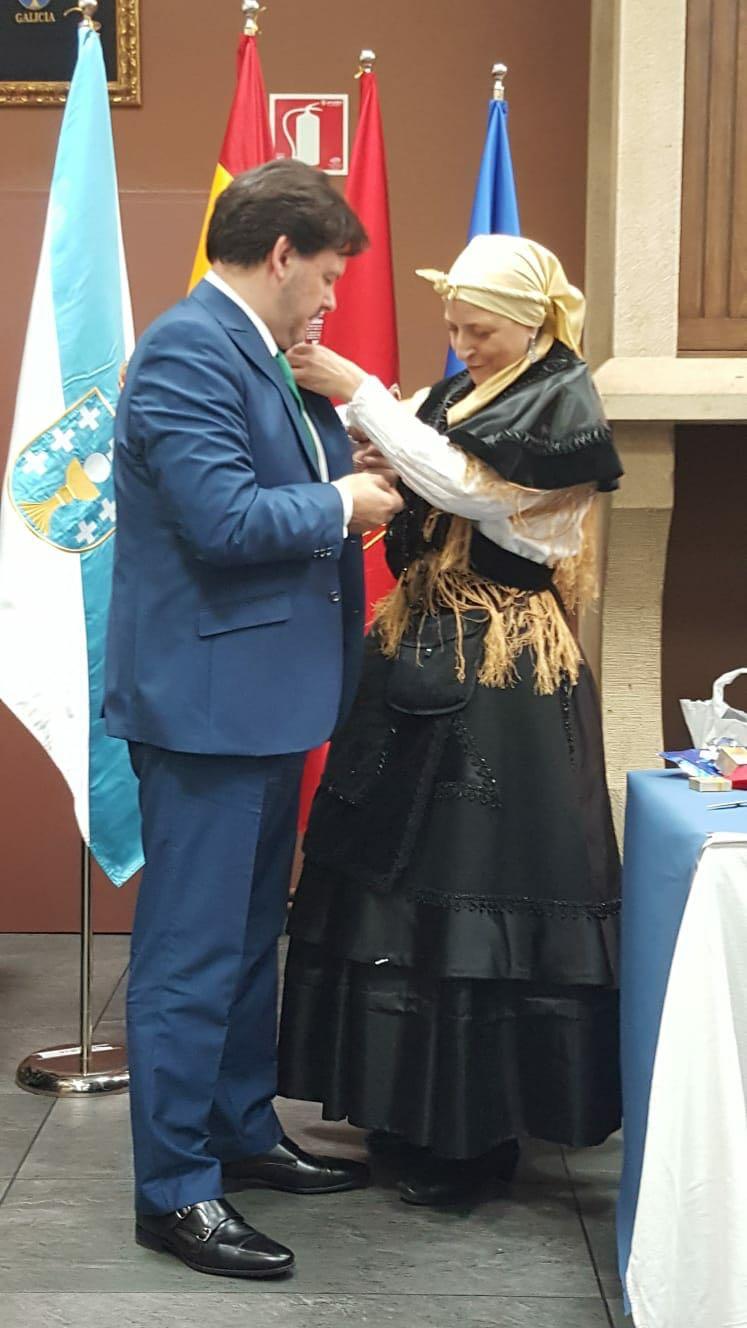 O secretario xeral da Emigración recibiu a insignia do Lar Gallego que impón a entidade galega da capital navarra