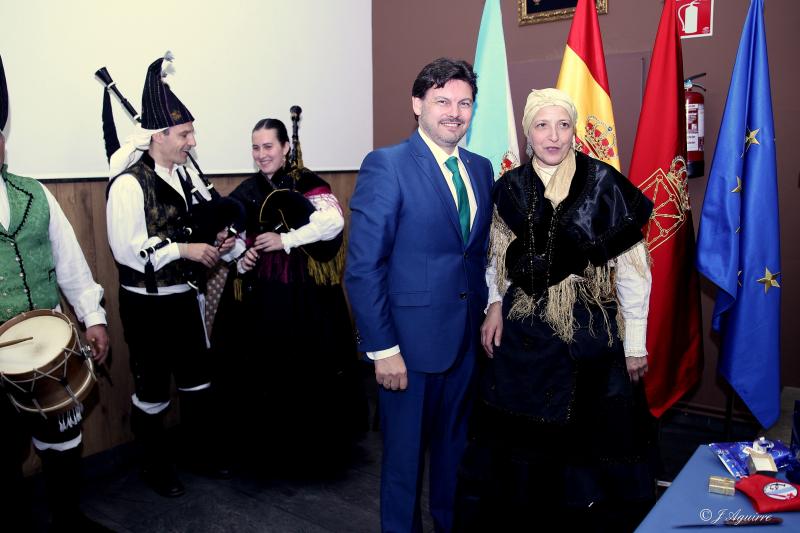 El secretario xeral da Emigración recibió la insignia del Lar Gallego que impone la entidad gallega de la capital navarra