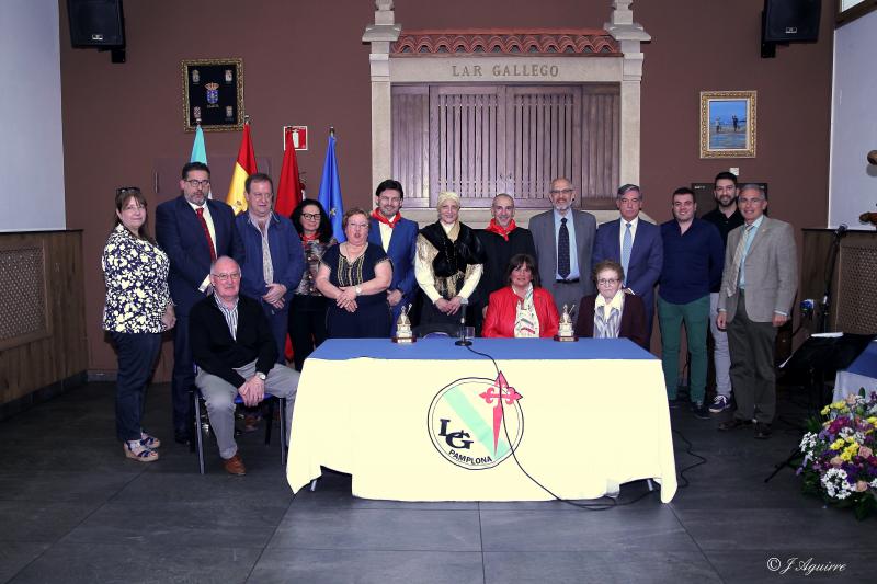 El secretario xeral da Emigración recibió la insignia del Lar Gallego que impone la entidad gallega de la capital navarra