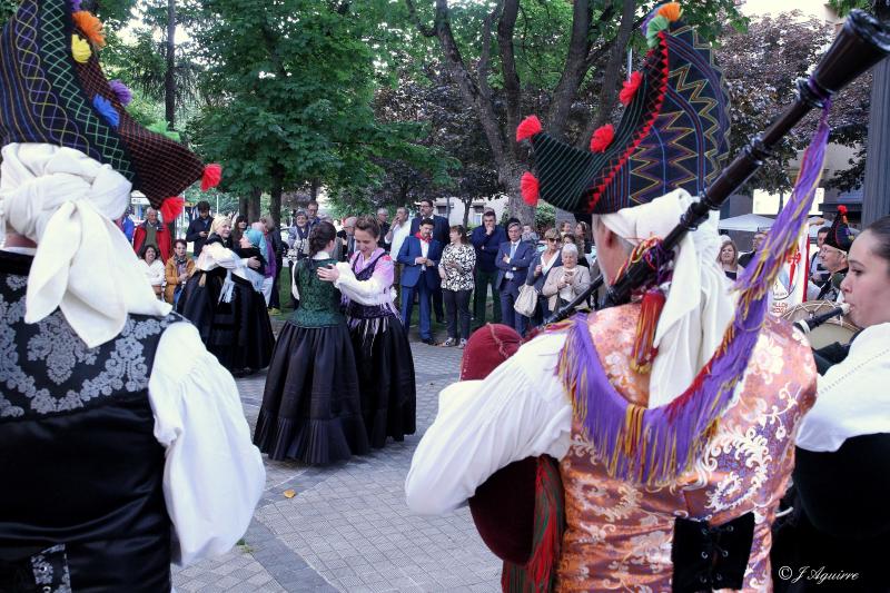 El grupo folclórico Os Fillos de Breogán, perteneciente al Lar Galego de Pamplona, cerró el programa del Día das Letras Galegas