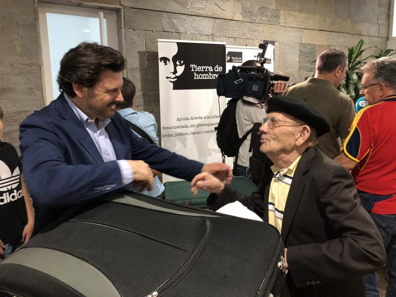 MIranda recibiu tamén ás e aos 59 participantes que, procedentes de Venezuela, chegaron ao aeroporto coruñés de Alvedro