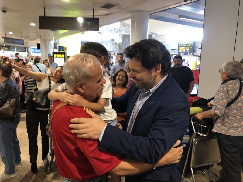MIranda recibiu tamén ás e aos 59 participantes que, procedentes de Venezuela, chegaron ao aeroporto coruñés de Alvedro
