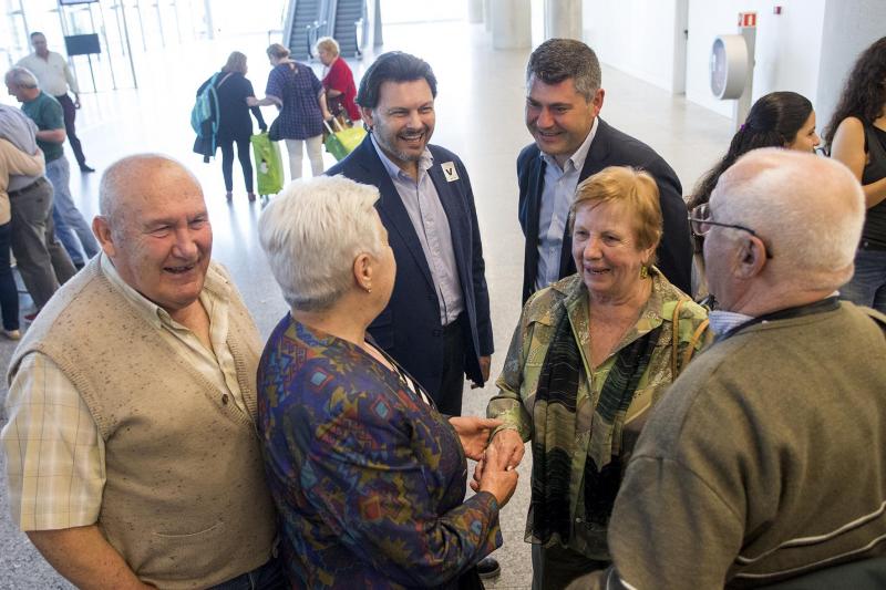 El secretario xeral da Emigración acudió a los aeropuertos de Lavacolla y Alvedro para dar la bienvenida a las y los primeros beneficiarios