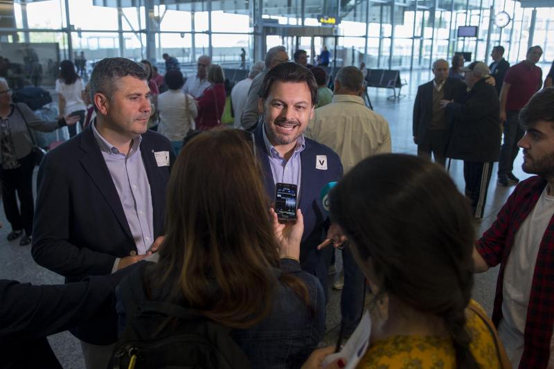 El secretario xeral da Emigración acudió a los aeropuertos de Lavacolla y Alvedro para dar la bienvenida a las y los primeros beneficiarios