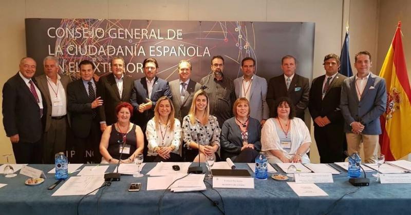 En la imagen, el secretario xeral da Emigración con las y los consejeros de origen gallego del CGCEE de los distintos países del mundo