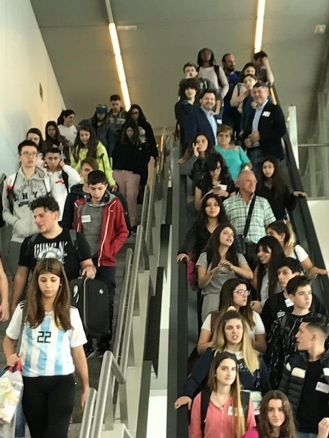 Imaxe da chegada das e dos primeiros participantes chegados ao aeroporto de Santiago de Compostela, procedentes de Arxentina, Brasil, México e España