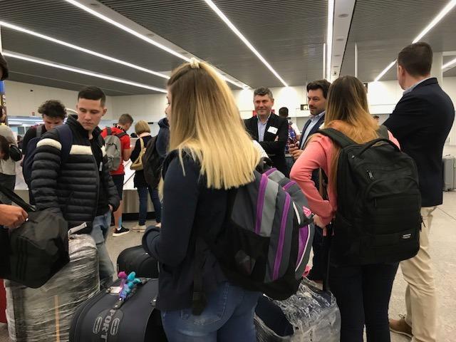 Llegada de las y los primeros participantes llegados al aeropuerto de Santiago de Compostela, procedentes de Argentina, Brasil, México y España