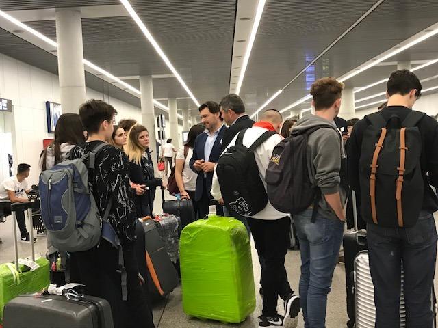 Llegada de las y los primeros participantes llegados al aeropuerto de Santiago de Compostela, procedentes de Argentina, Brasil, México y España