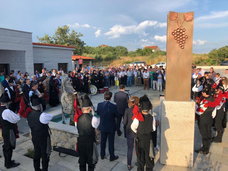 O secretario xeral da Emigración dedicou unhas emotivas palabras ao párroco galego afincado en Londres durante a celebración do seu nomeamento como fillo predilecto do Concello de Monterrei