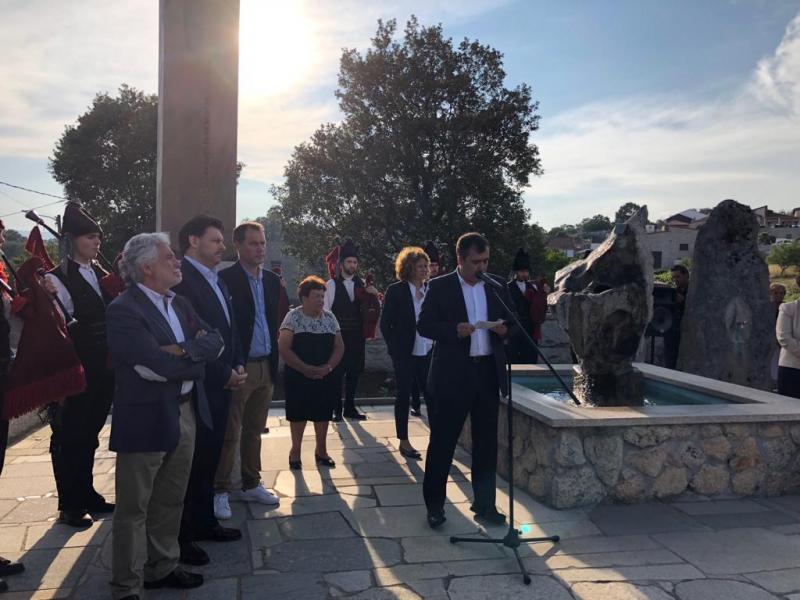 El secretario xeral da Emigración dedicó unas emotivas palabras al párroco gallego afincado en Londres durante la celebración de su nombramiento como hijo predilecto del Ayuntamiento de Monterrei