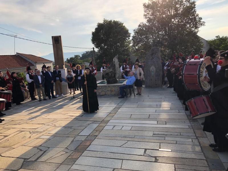 El secretario xeral da Emigración dedicó unas emotivas palabras al párroco gallego afincado en Londres durante la celebración de su nombramiento como hijo predilecto del Ayuntamiento de Monterrei