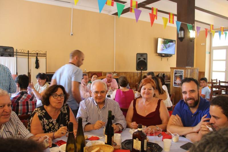 Ao xantar de irmandade asistiron membros da corporación municipal castellonenca, representantes de entidades rexionais con presenza en Castelló e persoas asociadas e familiares